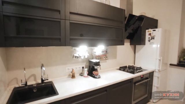 Тесная кухня. Маленькая кухня. Линейная кухня. Темная кухня со светлой столешницей. смотреть онлайн