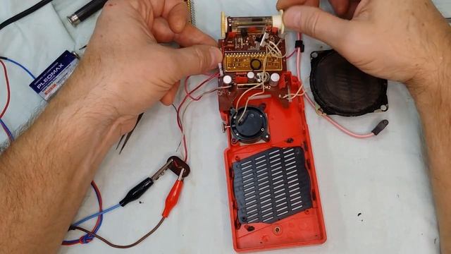 УКВ Радиоприёмник ЗАРНИЦА с механическими часами . ОН - РАБОТАЕТ !!! Часть № 3 .Ремонт Окончен )) смотреть онлайн