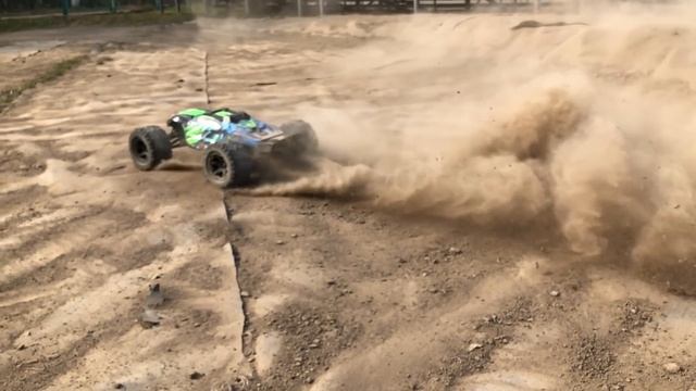 TRAXXAS EREVO VS RUSTLER VXL 4X4 смотреть онлайн