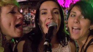 Этот масштаб нужно видеть! Группа из 1200 музыкантов Rockin’1000 исполнила каверы известных песен.