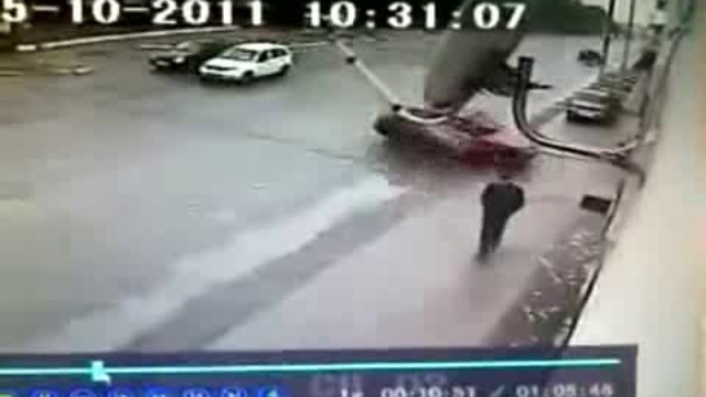 жесть! за малым не пришибло машиной!!! смотреть онлайн