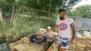 Жареная рыба с соусом на костре