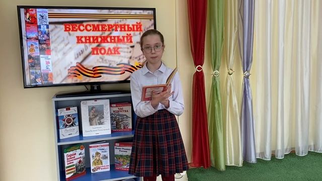 Штрауб Александра читает стихотворение С. Орлова "Его зарыли в шар земной" смотреть онлайн