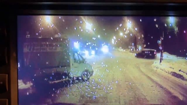 «Газель» занесло на перекрестке в Зеленограде смотреть онлайн