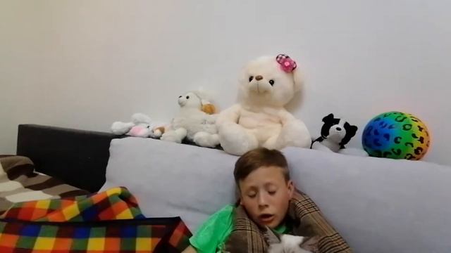 Даня заболел! Или просто притворяется Лиза его вылечит! смотреть онлайн