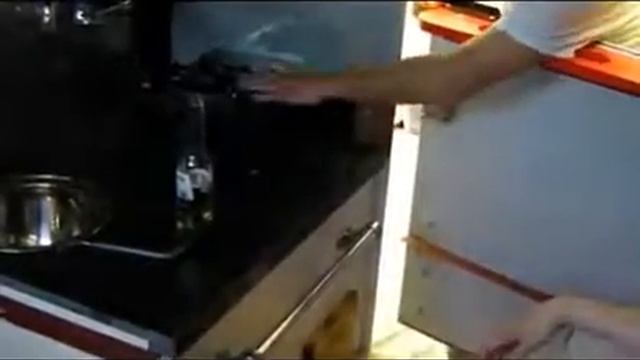 Парнишка построил дом из мусора смотреть онлайн