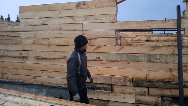 Строим дом из бруса своими руками Часть 5 Возведение стен,уровень бруса при укладке смотреть онлайн