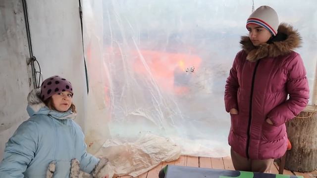 VLOG/ Кому сколько лет?/Кто ходит по ночам в доме?/ Обалденная КАРТИНА!/Злата уплыла!/Жарим шашлыки смотреть онлайн