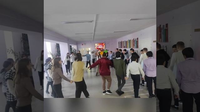 Веселые игры в Масленицу... И накрытый стол с блинами от родителей))) смотреть онлайн