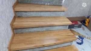 Нанёс паркетный лак на лестницу/VGT паркетный полиуретановый на водной основе.