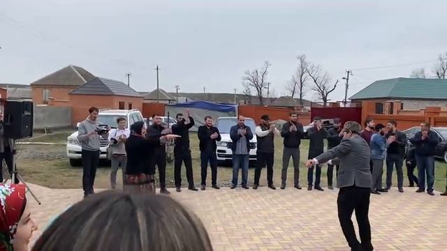 Танец Анаса Магомадова и Малики. смотреть онлайн