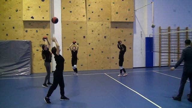 Волейбол. Подводящие упражнения для передачи мяча сверху двумя руками. Работа с набивным мячом 2 кг смотреть онлайн