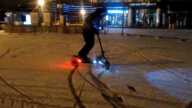 Kugoo G-booster неплохо так валит по снегу