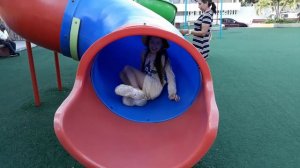 Дети играют на детской площадке в Эквадоре