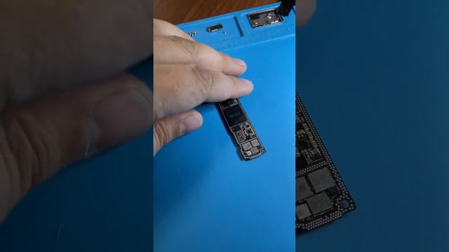 iPhone 12 не включается не заряжается смотреть онлайн