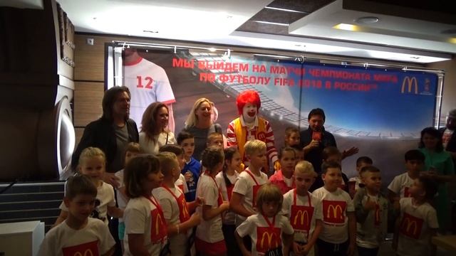 "Давайте вместе - Сосиска!" Телекомментатор Георгий Черданцев учит детей-болельщиков смотреть онлайн