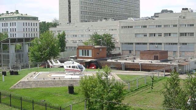 Посадка вертолета МЧС на территории Склифа смотреть онлайн