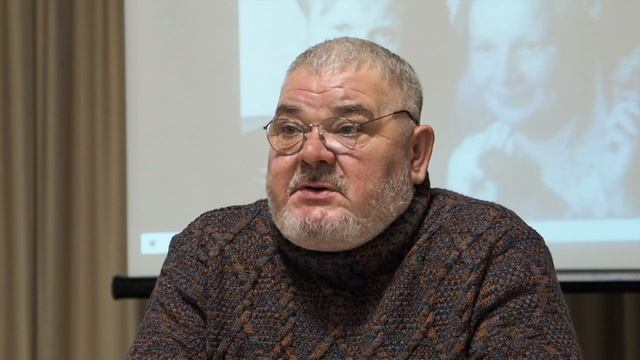 Шаль на лице, подпаливание волос и пирожные столы смотреть онлайн