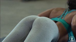 Юная девушка шокирует мужчин в спортзале!