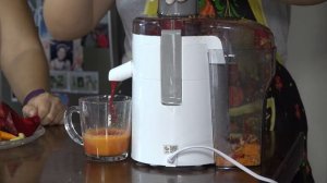 Здоровое питание. Коктейль из свеклы, моркови, яблока.