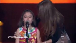 Девочка заплакала на сцене