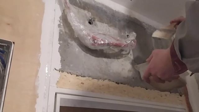 Выравнивание стены над дверью штукатурной смесью для дальнейшей шпаклевки. Ремонт коридора ч 11. смотреть онлайн