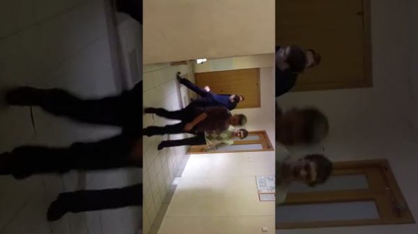 Играют в футбол в коридоре школы