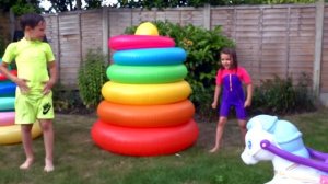 Катя и Макс играют с папой в активные игры