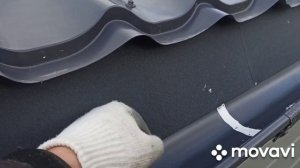 Водосточка, элементы безопасности и труба на кровле из металлочерепицы.