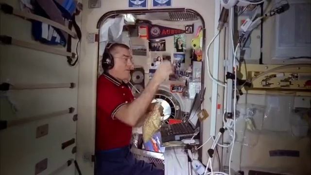 Над Землёй летит корабль смотреть онлайн