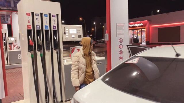 Получила права, но не умеет заправляться. Учимся заправлять автомобиль. Как самому заправить авто? смотреть онлайн