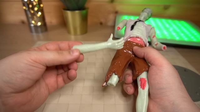 МУЖ БАРБИ ВСЕ? ТЯНУТЬ КИШКИ У ИГРУШКИ и трогая мягкий мозг Зомби смотреть онлайн