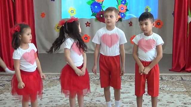 Утренник 8 МАРТА в старшей группе. ФЛЕШМОБ ТАНЦЫ ПЕСНИ для детей. Праздник МАМ. MARCH 8. WOMENS Day смотреть онлайн