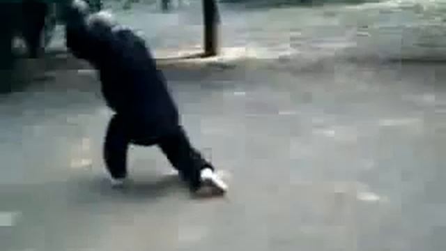 Мастер Линь Дунчжу стиль богомола, форма бай юань чудун (白猿出洞) Bai yuan chudong Lin Dongzhu смотреть онлайн