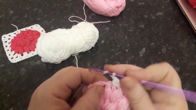 ОБЪЕМНЫЙ ЦВЕТОК НА БАБУШКИНОМ КВАДРАТЕ🌸 смотреть онлайн