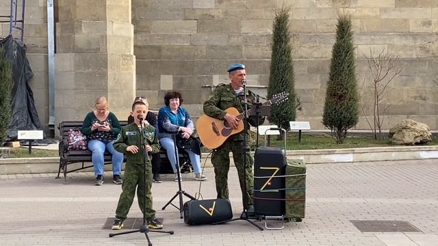 Кисловодск, парк, весна 2022, уличные музыканты, песенка про маму! смотреть онлайн
