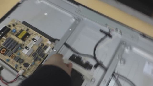 странный ремонт "почти рабочего тв" mystery mtv-3215lw (шасси v1k10) с гнутой матрицей смотреть онлайн