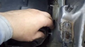 Замена предохранителя противотуманок Рено Кангу-2 в моторном отсеке.