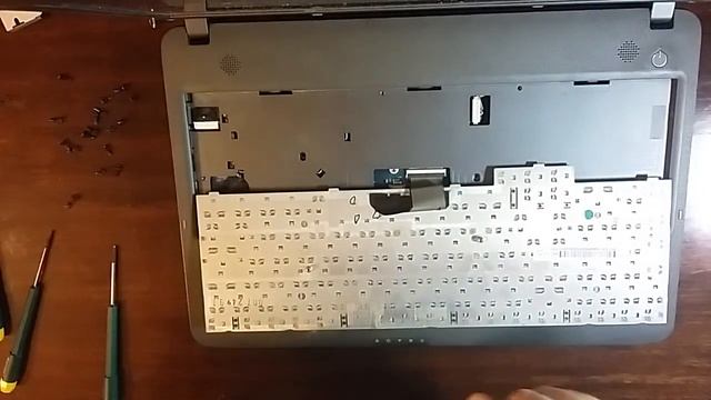 Как разобрать ноутбук Samsung R 528? Чистка от пыли. Замена термопасты. смотреть онлайн