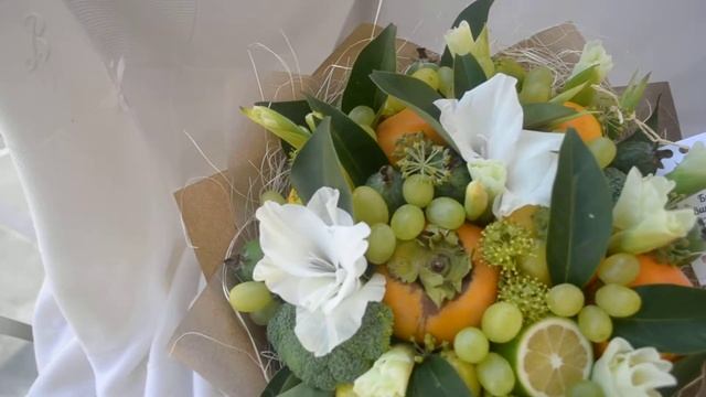Фруктовый букет с цветами