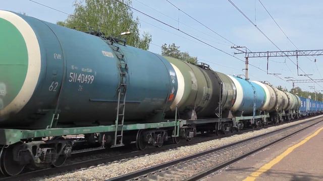 Электровоз ВЛ80С-2650 с грузовым поездом и электропоезд ЭД9М-0033 смотреть онлайн