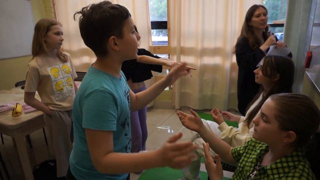 Подростки играют на занятии в Лингва Кэт. Свободная английская речь смотреть онлайн