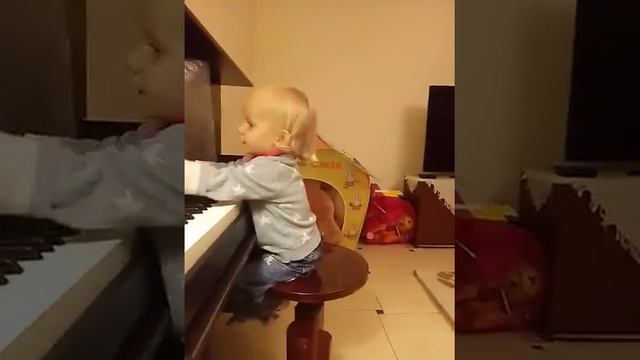 ШОК!!!Ребёнку 2 года играет на фортепиано САМА!!! смотреть онлайн