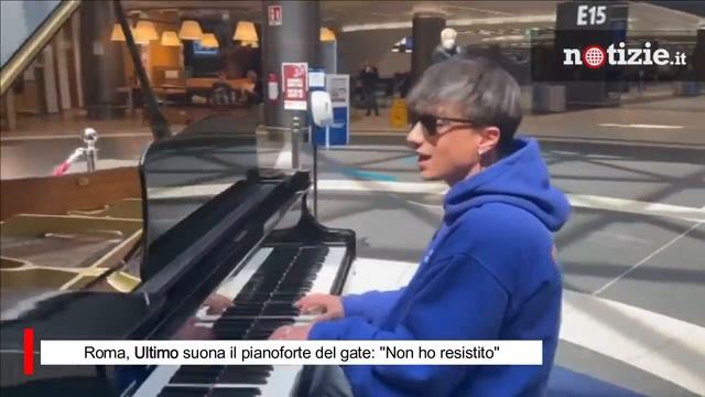 Roma, Ultimo suona il pianoforte del gate in aeroporto: il cantante dopo lo show "Non ho resistito" смотреть онлайн