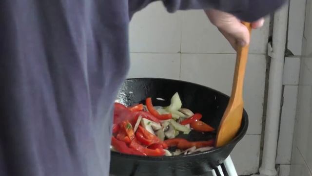 Свиная корейка с теплым овощным салатом смотреть онлайн