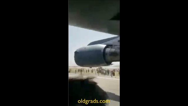 Afghan Men Riding Wheel Housing of US Air Force C-17, Hamid Kabul International Airport. смотреть онлайн