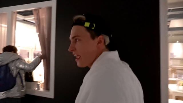 БЕДНЫЙ ШКОЛЬНИК выживает в ИКЕЕ на 0 Рублей 24 часа смотреть онлайн