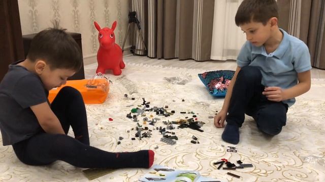 Собираем конструктор, который подарили одноклассницы на праздник настоящих Мужчин смотреть онлайн