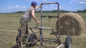 Самодельный прицеп для перевозки сена в рулонах.mp4