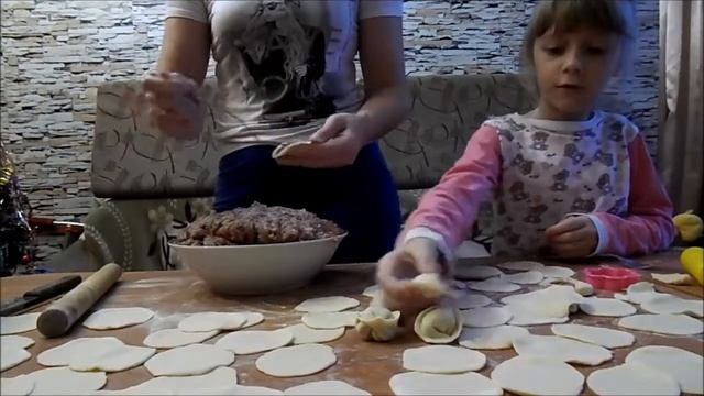 Вика Лайв 3 кг пельменей на новый год. Как сделать много пельменей смотреть онлайн